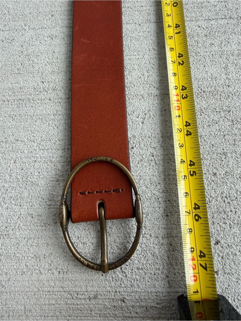 Levi’s Full Grain Leather Belt Size 40 Brown Oval Brass Buckle Made in Mexico 47